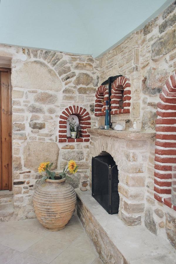Yi Artistry 1-Bedroom Medieval Holiday House Kalamoti Exterior photo